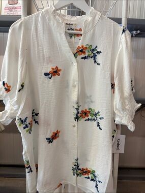 Kindred Floral Embroidered White Button-Front Blouse
